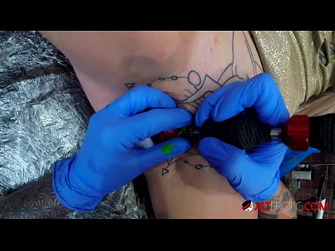 ❤️ Uiters getatoeëerde hottie Sully Savage het 'n tatoeëermerk op haar klitoris gekry ❤️ Fok op af.bladesoul.top ❌